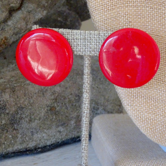 Big Vintage 1980s Bright Cherry Red Plastic Circle Disc Party Clip On Earrings - Picture 1 of 8